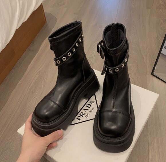 秋冬厚底ショートブーツ 合成皮革 スタッズベルト装飾