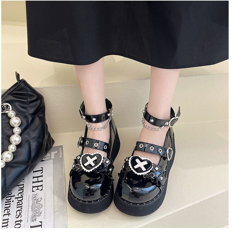 厚底 ハート型十字モチーフ付きチェーンストラップ厚底パンプス