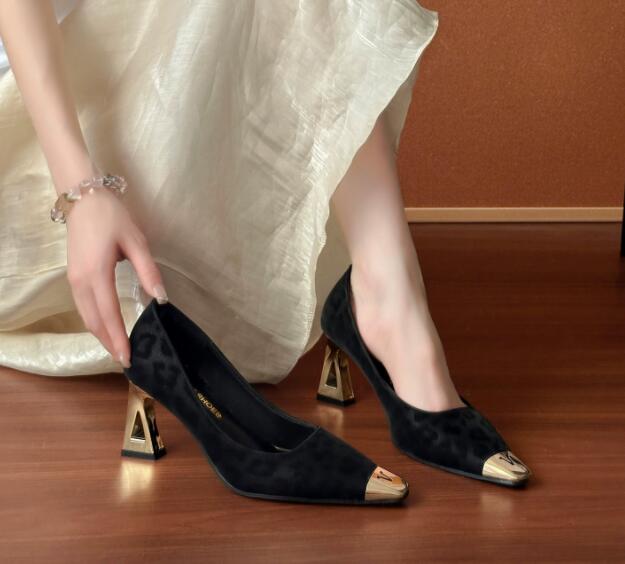 【大人エレガント】金属飾りポインテッド厚底パンプス（6cm・合皮）