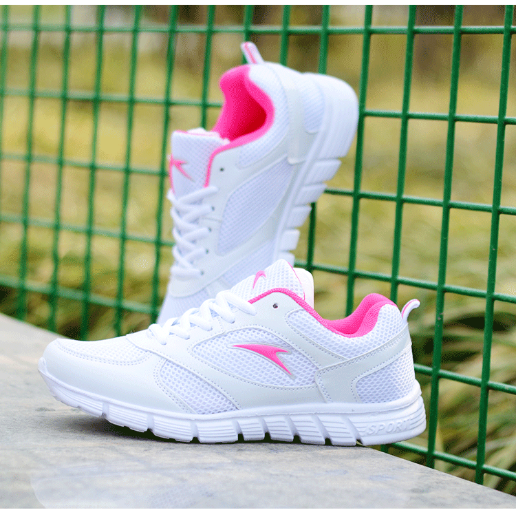 厚底 通気性抜群メッシュ素材の厚底スポーツシューズ