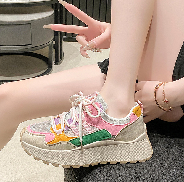 二千二十五年新作カラフル厚底スニーカー軽量蒸れにくい美脚