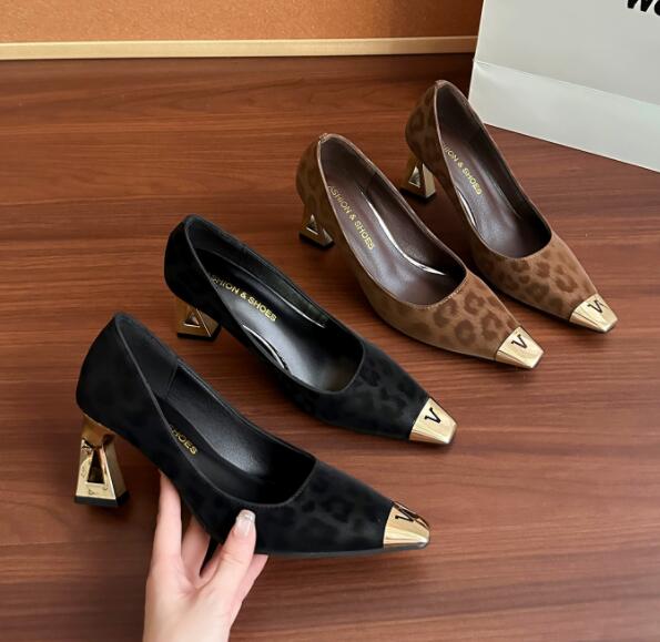 【大人エレガント】金属飾りポインテッド厚底パンプス（6cm・合皮）