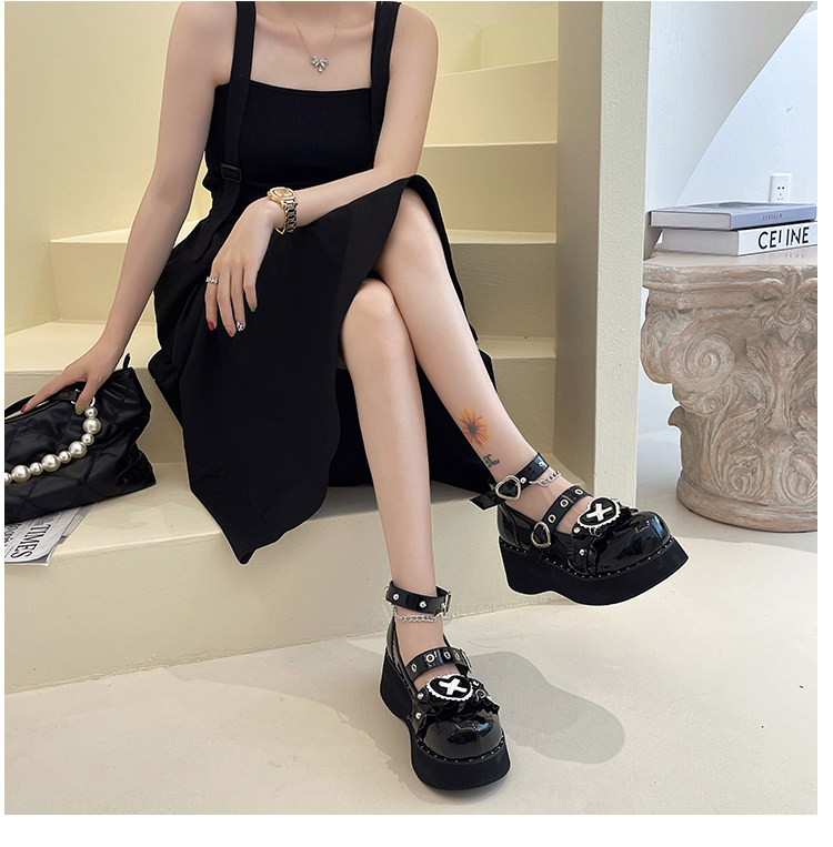 厚底 ハート型十字モチーフ付きチェーンストラップ厚底パンプス