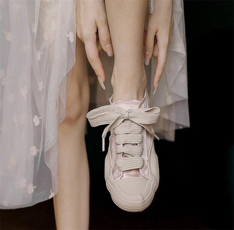 履き心地抜群 厚底スニーカー 女性用 歩きやすい白靴