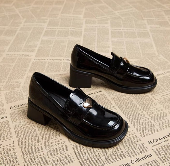 【美脚・脚長】エナメル厚底ローファー（ハート金具・チャンキーヒール・黒）トレンドデザイン