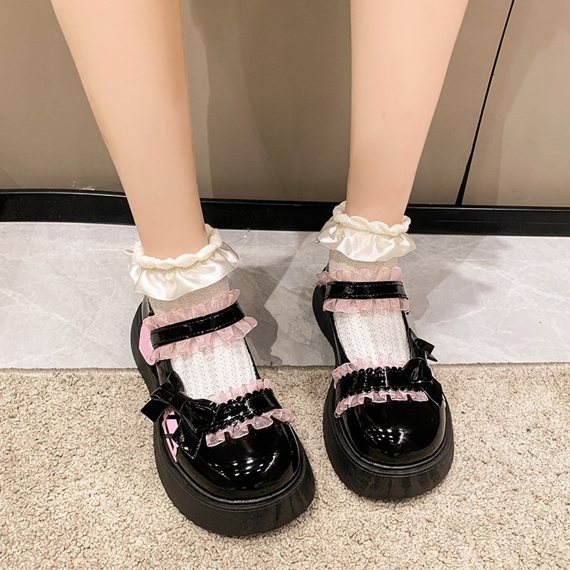 厚底パンプス ベルト付きエナメル調 可愛い装飾