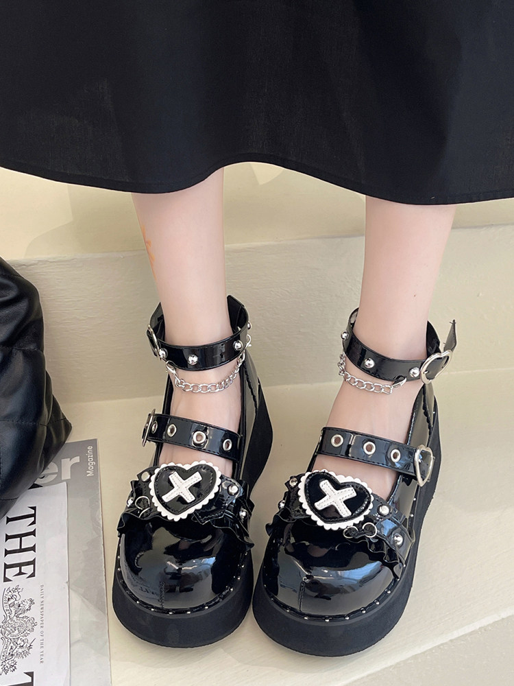 厚底 ハート型十字モチーフ付きチェーンストラップ厚底パンプス
