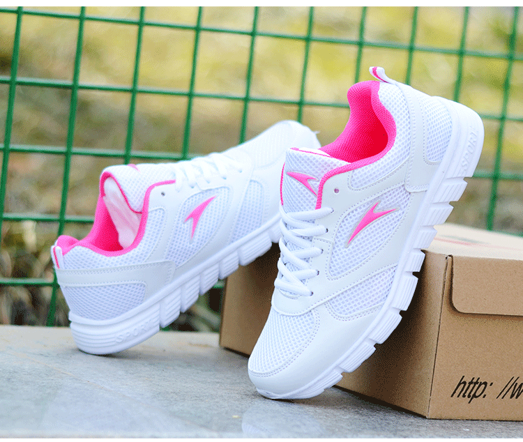 厚底 通気性抜群メッシュ素材の厚底スポーツシューズ