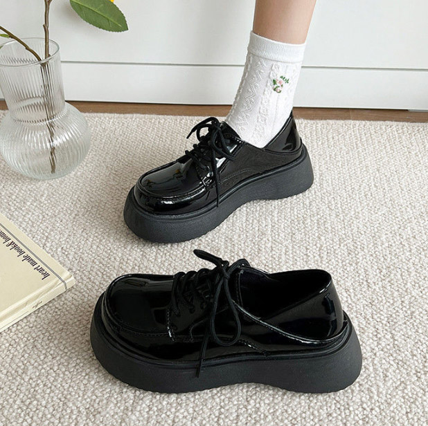 【美脚・脚長】編み上げ厚底ローファー（5cm・マニッシュ・黒白）トレンドデザイン