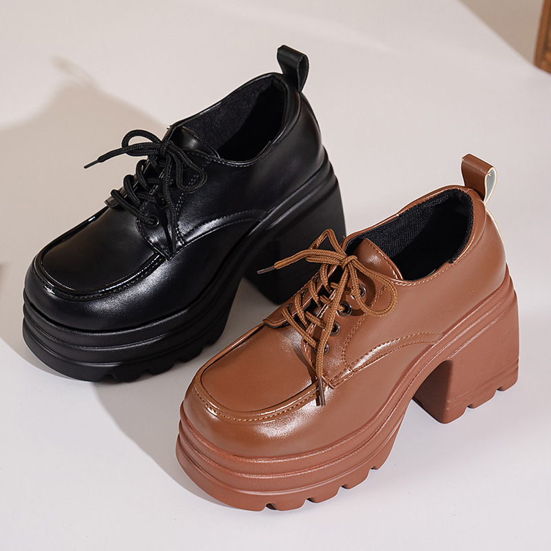 【厚底×編み上げ×脚長効果】プラットフォームブーツ｜安定感◎×モード対応