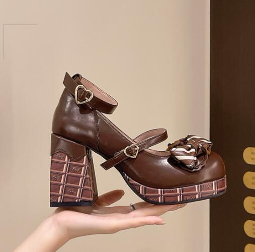 【甘かわショコラ】チョコ風ストラップ厚底パンプス（9cm・合成皮革）