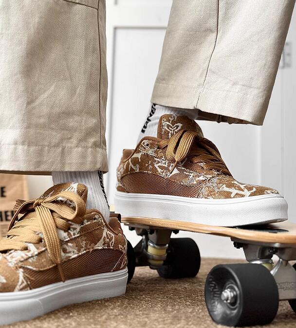 厚底スポーツシューズ メンズ運動靴 ローカット総柄