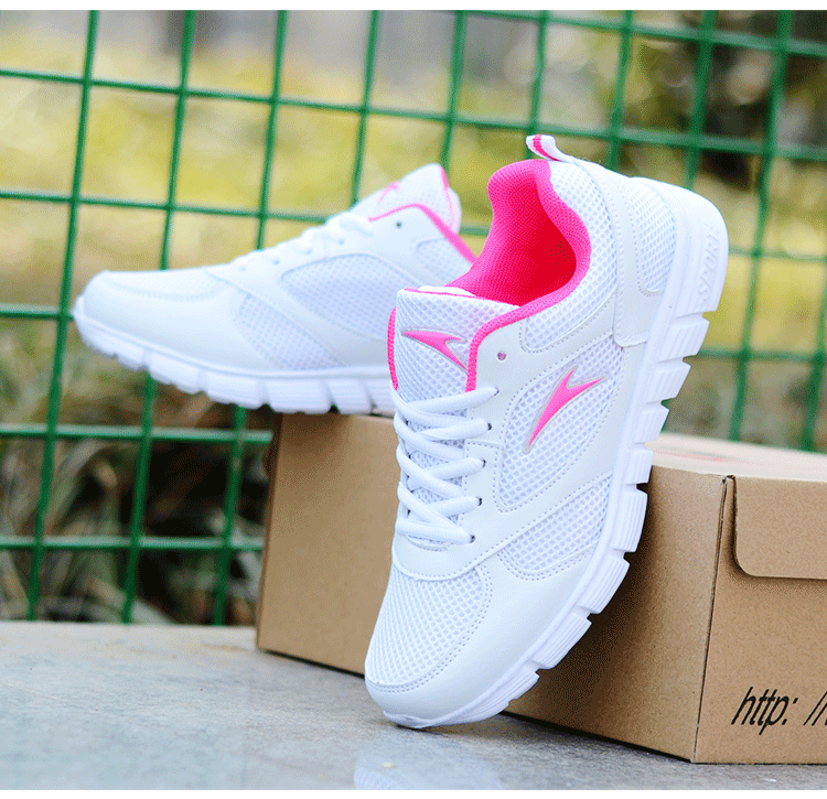 厚底 通気性抜群メッシュ素材の厚底スポーツシューズ