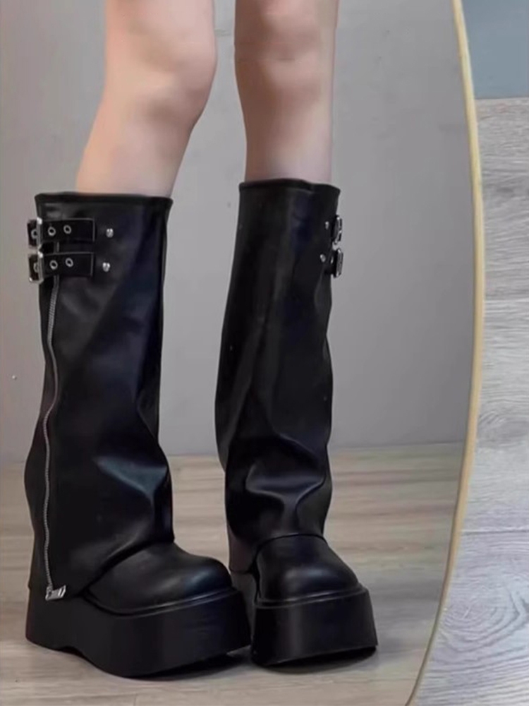 二重ベルト×光沢厚底ロングブーツ｜安定感と上品さを兼ね備えた秋冬主力アイテム