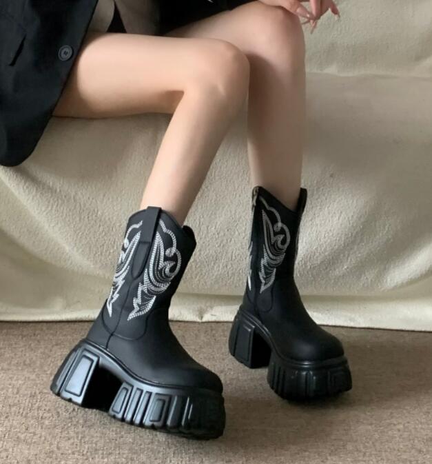 秋冬厚底ブーツ 刺繍柄ショートブーツ 黒