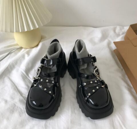 厚底ローファー ハート装飾 ベルト付き 黒 女性用靴