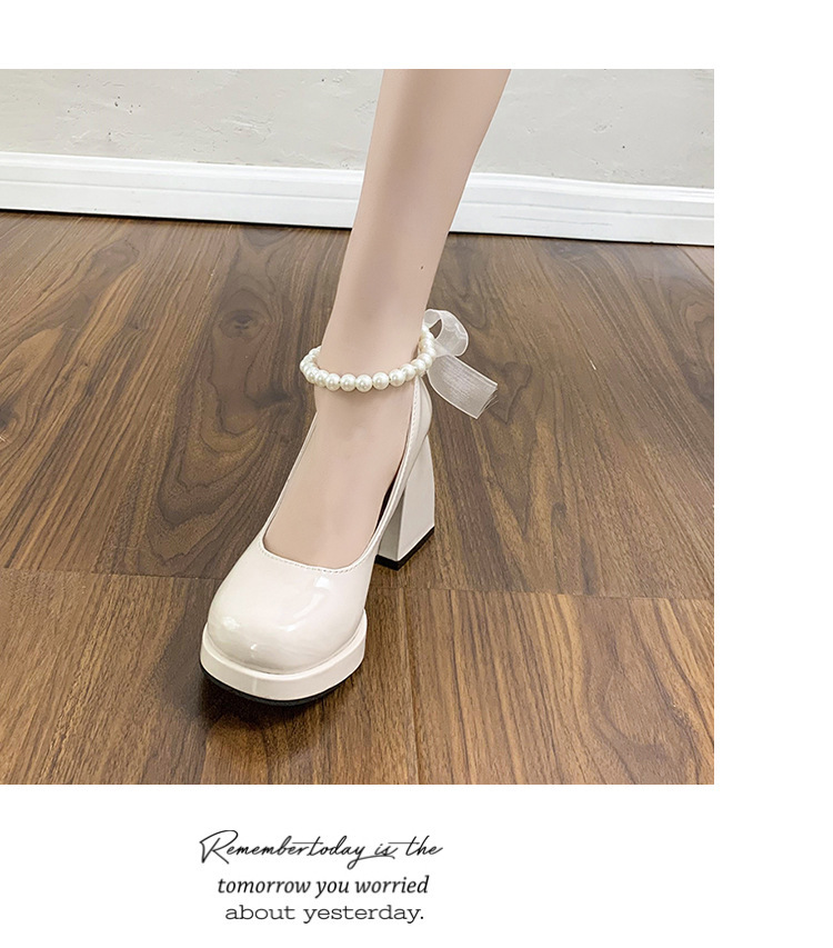 【脚長・美脚】パールチェーン厚底パンプス（9cmヒール・リボン付き・エナメル風）特別シーンに