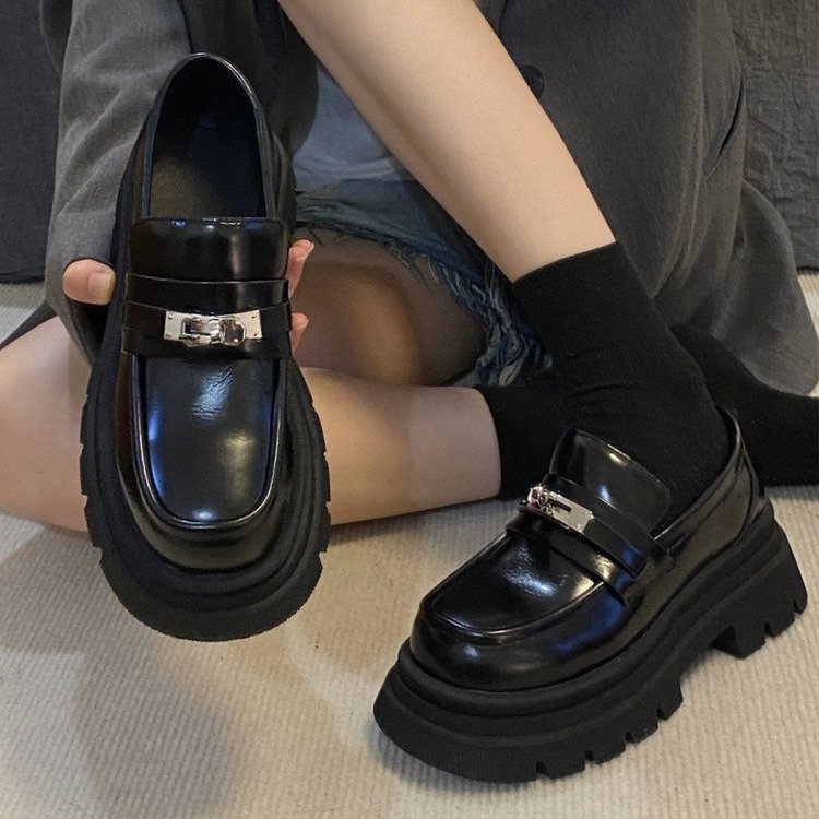 光沢ブラック厚底ローファー｜通学×金具アクセント×歩きやすさ◎