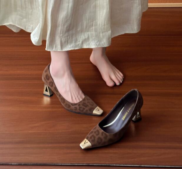 【大人エレガント】金属飾りポインテッド厚底パンプス（6cm・合皮）