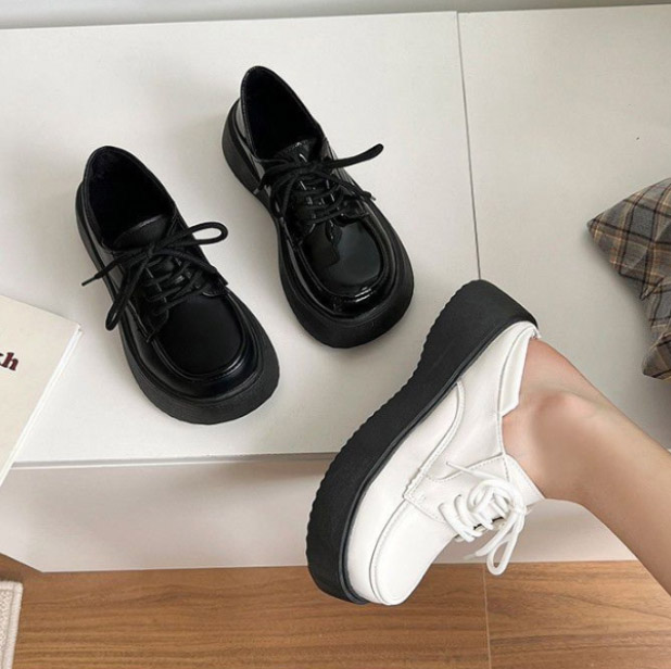 【美脚・脚長】編み上げ厚底ローファー（5cm・マニッシュ・黒白）トレンドデザイン