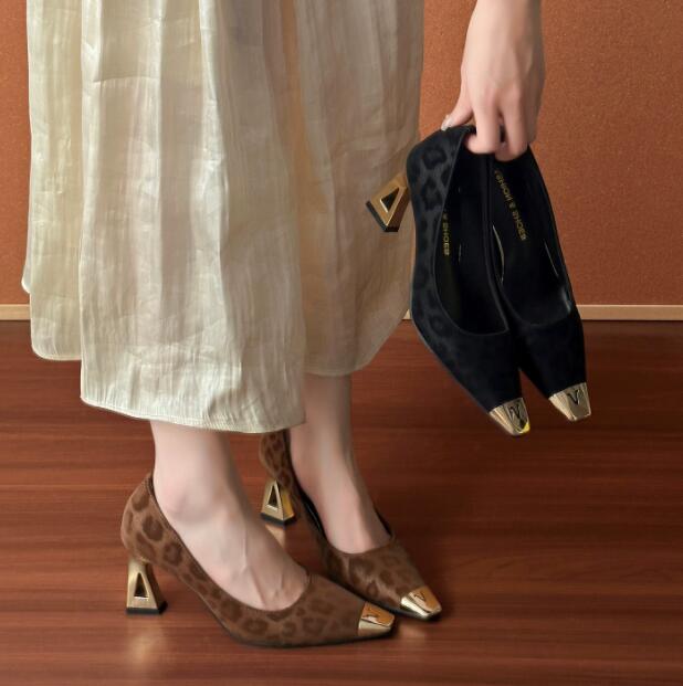 【大人エレガント】金属飾りポインテッド厚底パンプス（6cm・合皮）