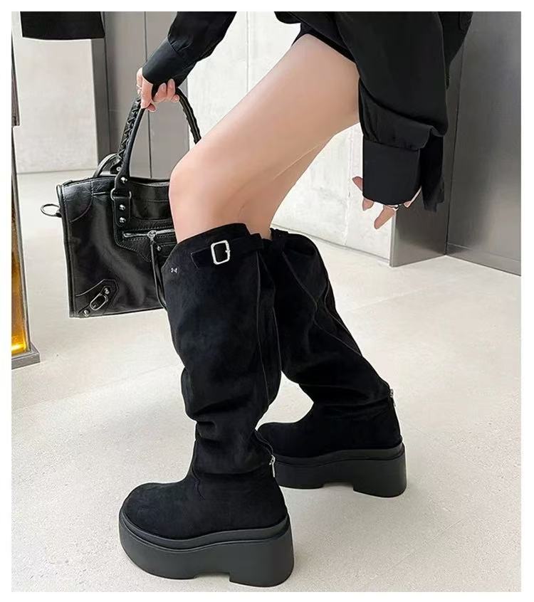 クシュクシュ×厚底ミドルブーツ｜自然なシワ感で抜け感ある旬コーデに