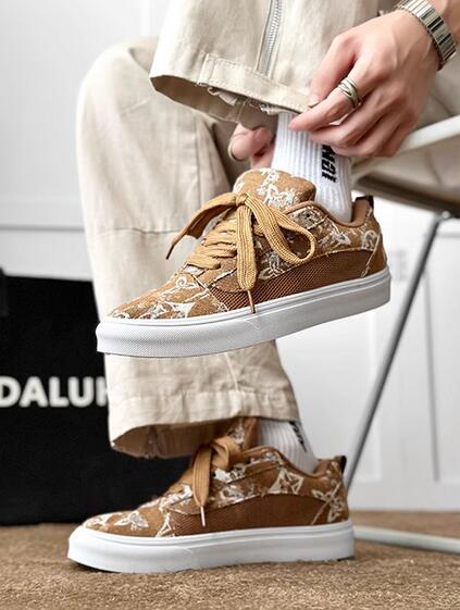 厚底スポーツシューズ メンズ運動靴 ローカット総柄