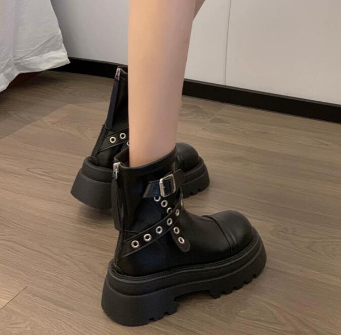 秋冬厚底ショートブーツ 合成皮革 スタッズベルト装飾