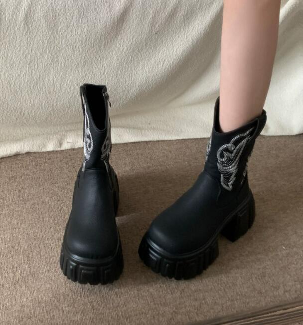 秋冬厚底ブーツ 刺繍柄ショートブーツ 黒