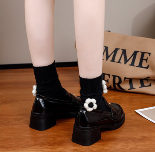 【美脚・脚長】エナメル厚底ローファー（ハート金具・チャンキーヒール・黒）トレンドデザイン