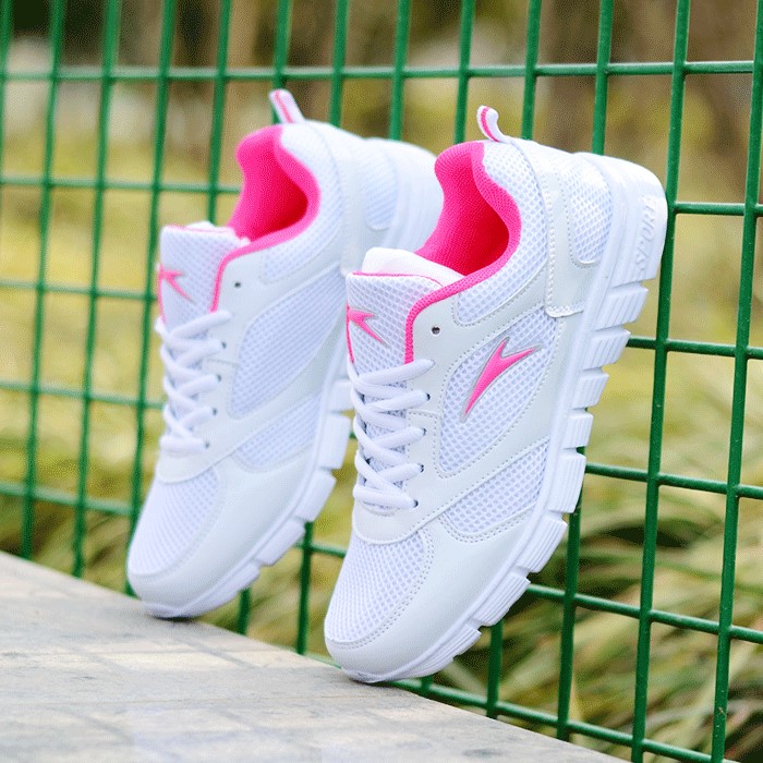 厚底 通気性抜群メッシュ素材の厚底スポーツシューズ