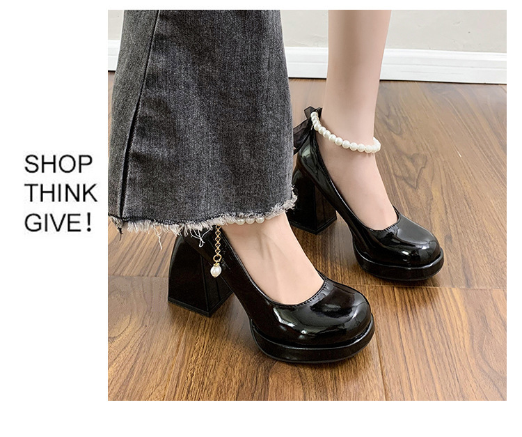 【脚長・美脚】パールチェーン厚底パンプス（9cmヒール・リボン付き・エナメル風）特別シーンに