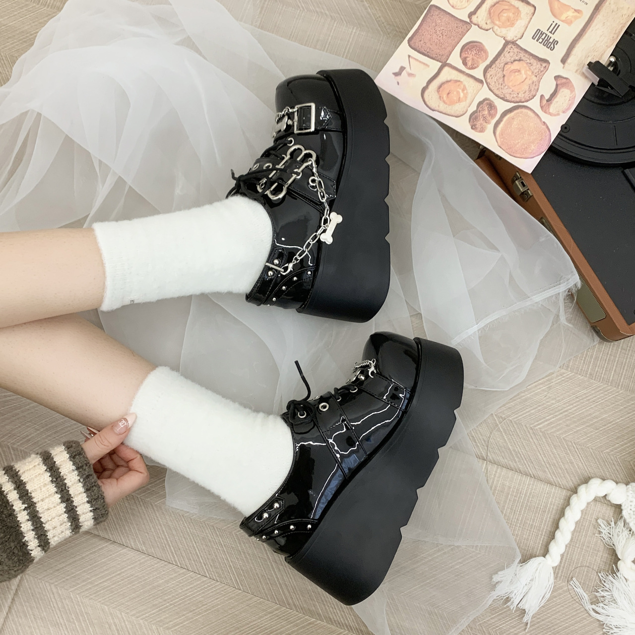 ボーンチャーム厚底ルームシューズ