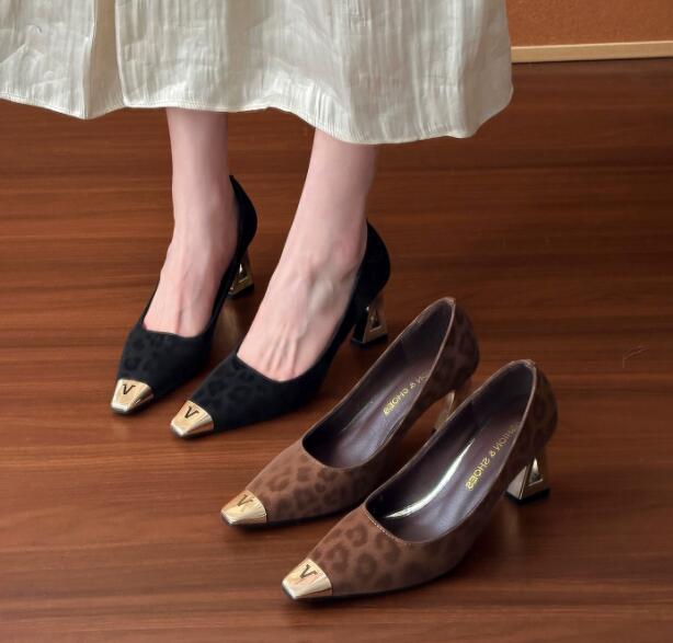 【大人エレガント】金属飾りポインテッド厚底パンプス（6cm・合皮）