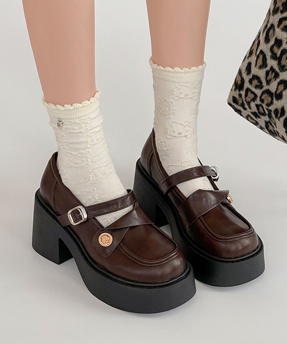 【上品かわいい】ストラップ厚底ローファー（5.5cm・太ヒール・金ボタン・黒/ブラウン）