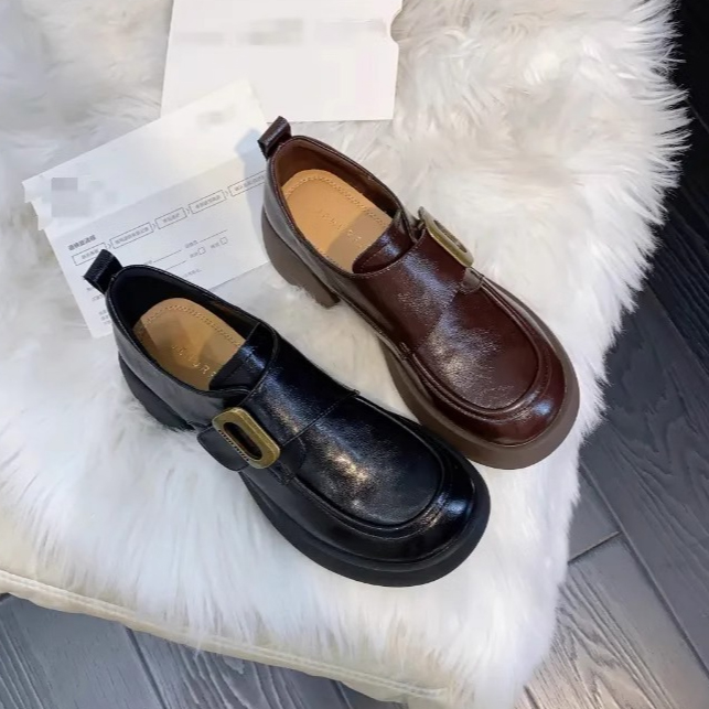 厚底ローファー ベルト付き 金具 黒 茶 美脚効果