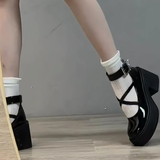 厚底 アンクルベルト付きクロスストラップ厚底パンプス