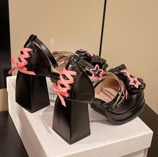 【華やか美脚】星飾りストラップ厚底パンプス（9cmヒール・秋冬）