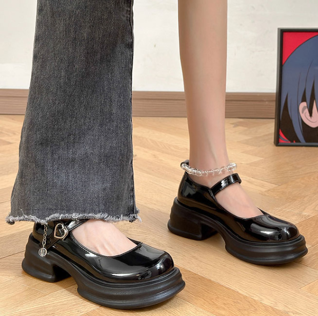 新作レディース厚底パンプス四センチヒール黒白エナメル調脚長効果