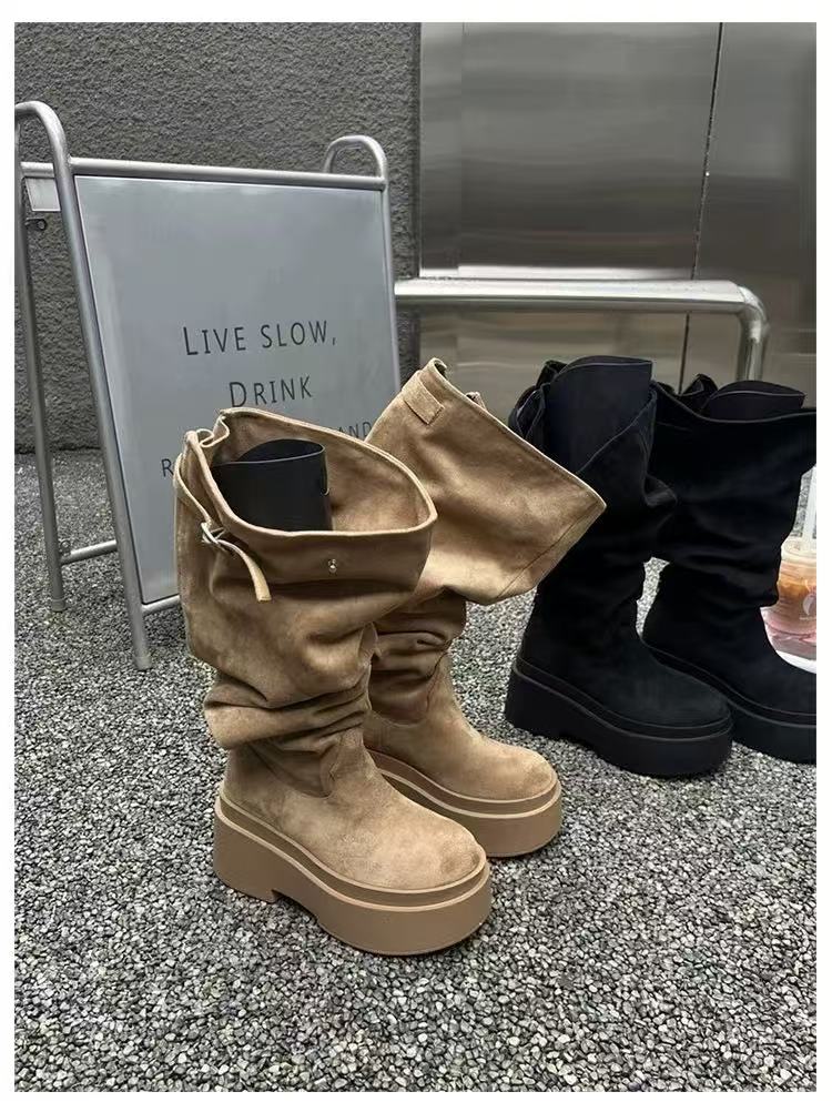 クシュクシュ×厚底ミドルブーツ｜自然なシワ感で抜け感ある旬コーデに