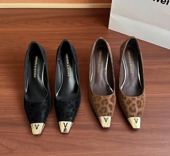 【大人エレガント】金属飾りポインテッド厚底パンプス（6cm・合皮）