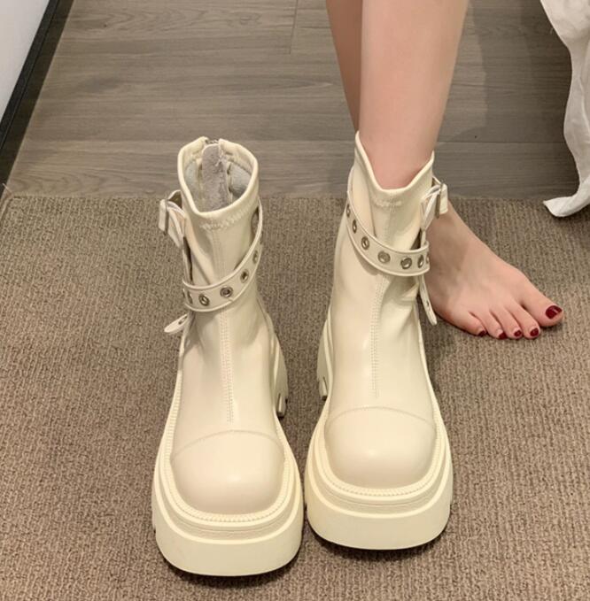 秋冬厚底ショートブーツ 合成皮革 スタッズベルト装飾
