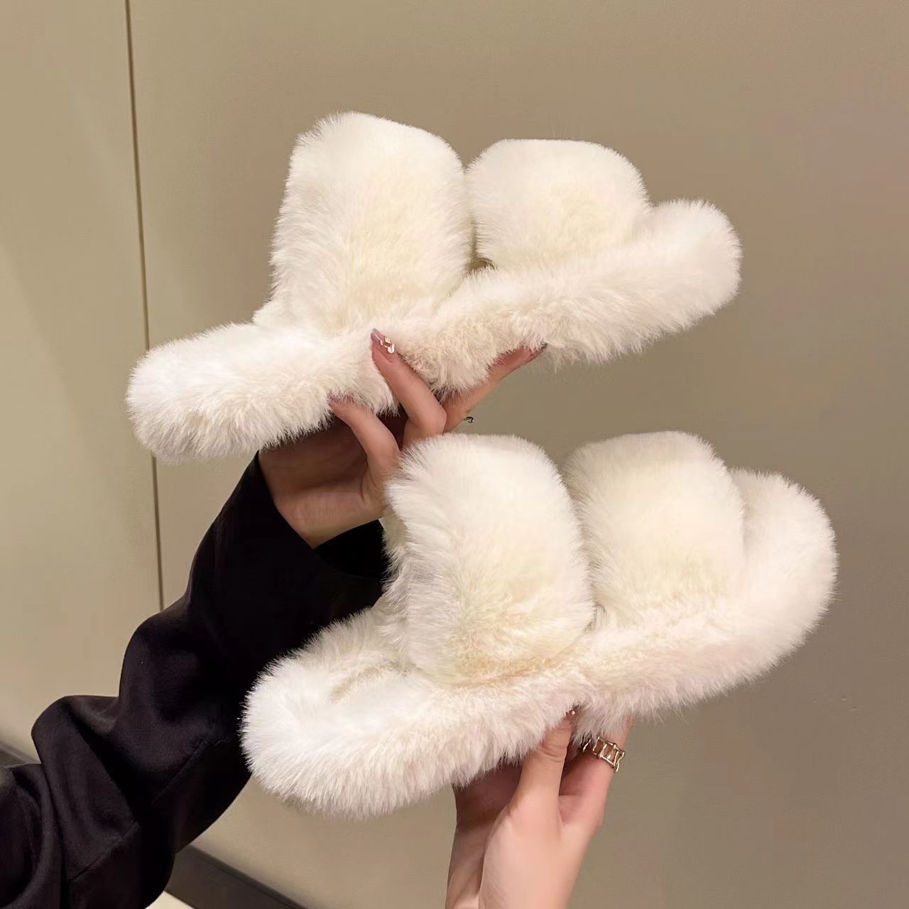 【厚底×ベロア×通気設計】ふわもこ高底スリッパ｜オールシーズン対応
