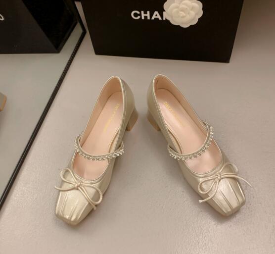 【美脚・脚長】リボン付き厚底パンプス（4cm・ストラップ・合成皮革）