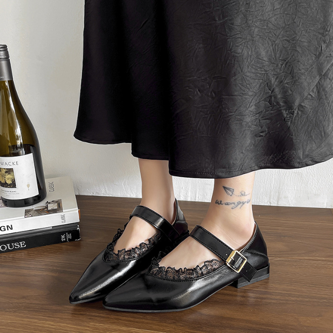 【美脚・歩きやすい】レース装飾厚底パンプス（3cm・ストラップ・クラシカルデザイン）